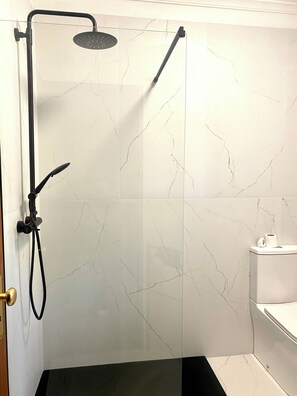 Dusche, Haartrockner, Handtücher, Toilettenpapier