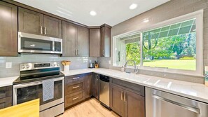Fridge, microwave, oven, stovetop - Perfect in the Pines - 38 Aspen Circle (Plumas Eureka)