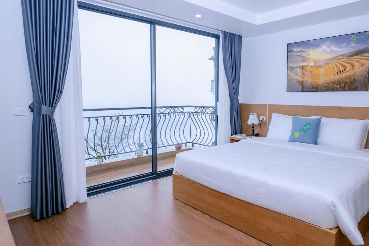 1 bedroom, desk, laptop workspace, blackout curtains