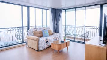 Family Suite, Mountain View | Living area