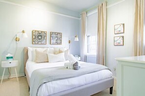 1 bedroom, desk, travel crib, WiFi