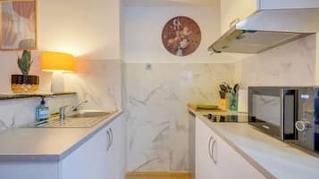 Fridge, microwave, coffee/tea maker, toaster
