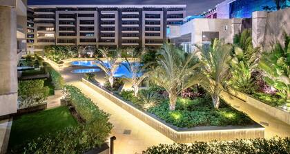 Waterfront Designer 2BR - 5 min to Airport
