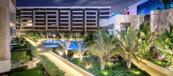 Xuru Stays I Waterfront Designer 2BR - 5 min to Airport