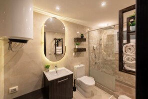 Basic Apartment | Bathroom | Shower, hair dryer, towels, soap - Xuru Stays I Waterfront Designer 2BR - 5 min to Airport (Cairo)