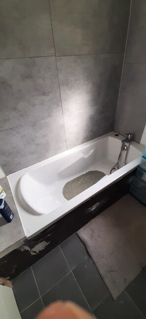 Toallas, jabón, papel de baño 