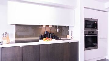 Frigorífico, microondas, horno y placa de cocina