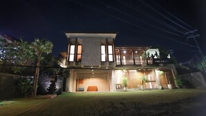 A modern two-story house with a balcony and large windows. - Lorn Villa (Penida Island)