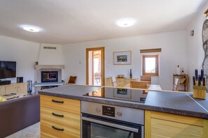 Réfrigérateur, four, lave-vaisselle, cafetière/bouilloire