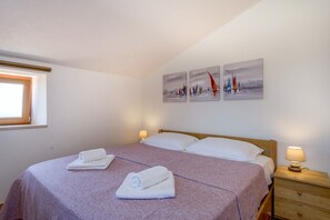 2 bedrooms, iron/ironing board, WiFi, bed sheets