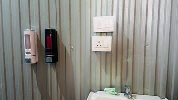 Standard Room, Balcony, Pool View | Bilik Mandi | Gabungan pancuran/tab mandi, kelengkapan dandanan diri percuma