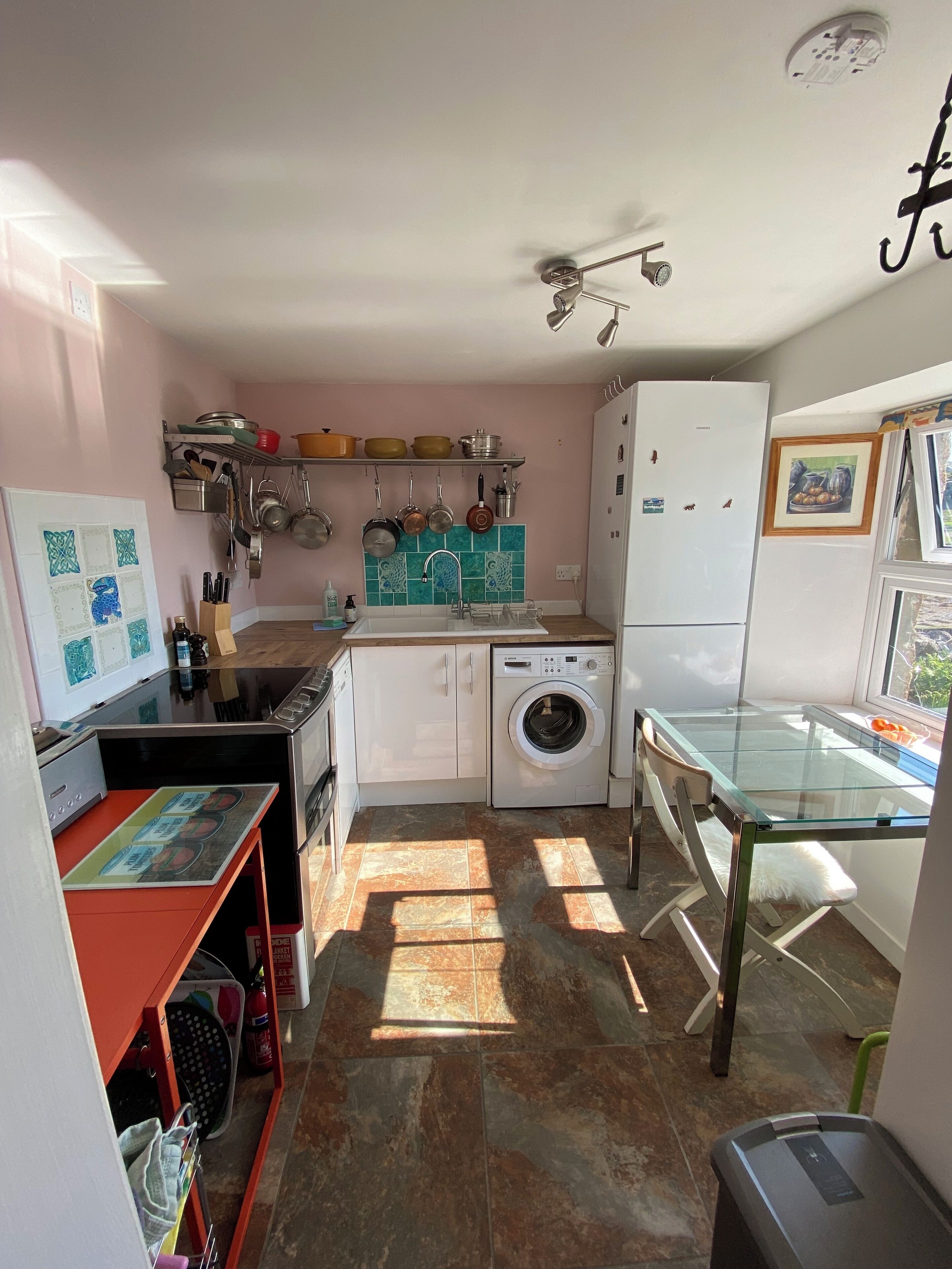 Een koelkast, een oven, een kookplaat, een vaatwasser