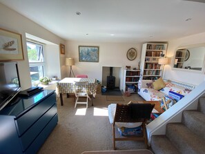 TV, fireplace, DVD player, books - Idyllic Hebridean Island Retreat (Kintra)