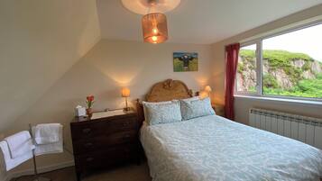 2 bedrooms, desk, iron/ironing board, WiFi