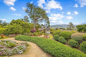 Property grounds - 3971 La Sieste - Beautiful Garden, Mountain Views (Carmel)