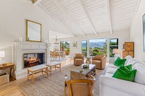 Televisie en een open haard