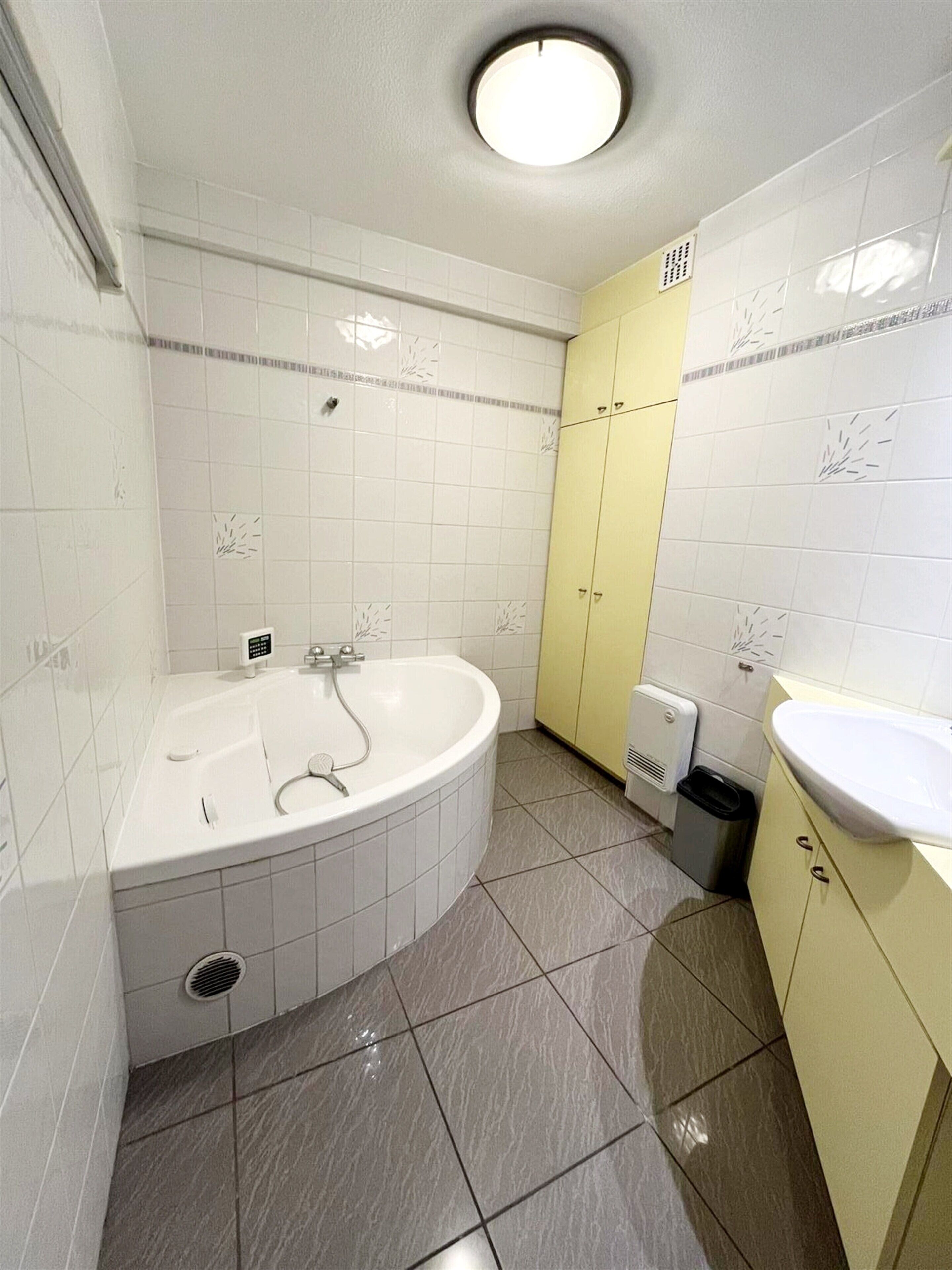 Un baño moderno con una bañera independiente, un lavabo y un inodoro.