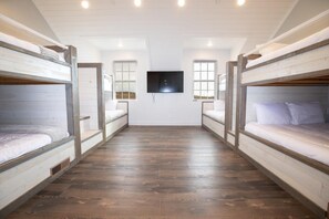 Casa, varias habitaciones | 8 dormitorios y espacio para trabajar con un portátil