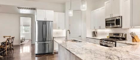 Casa, varias habitaciones | Cocina privada | Refrigerador, horno, cafetera y tetera y tostadora