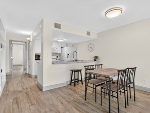 Condo, 1 Bedroom | Dining - Beauty By The Bay K702 1 Bedroom Condo (Rockport)