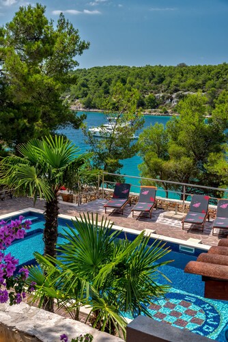 Hidden Heaven Private Resort - Heated Pool