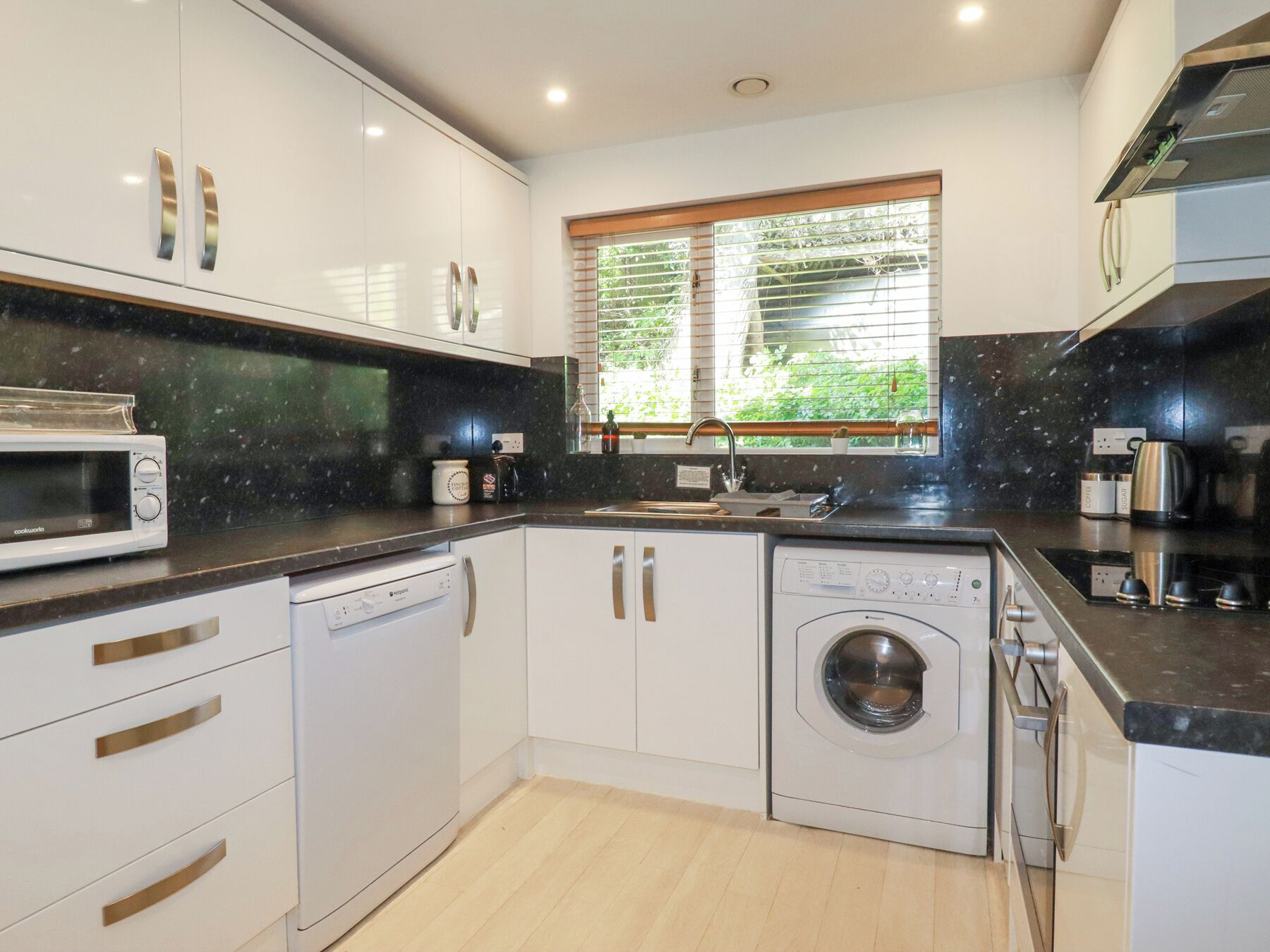 Oppvaskmaskin og kjøkkenutstyr