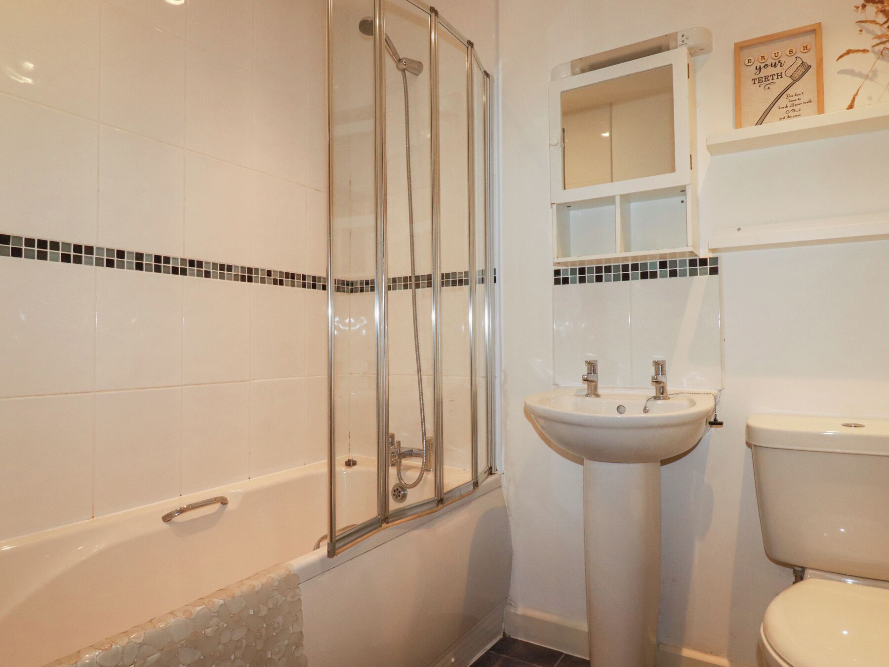Une salle de bain avec une baignoire, un lavabo et des toilettes.