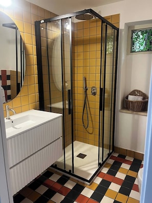 Shower, hair dryer, bidet, towels - Chic studio with AC and WiFi in phenomenal Roma (Roma)