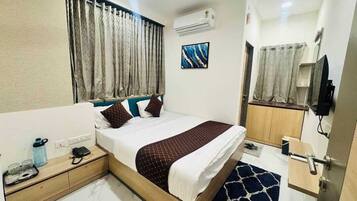 Quarto básico | Escrivaninha, espaço de trabalho para notebook, Wi-Fi de cortesia