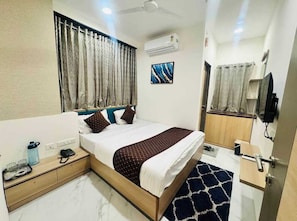 Basic Room | Desk, laptop workspace, free WiFi