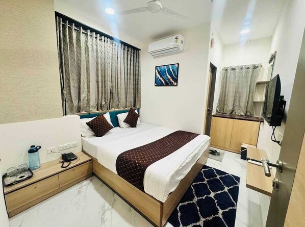 Basic Room | Desk, laptop workspace, free WiFi