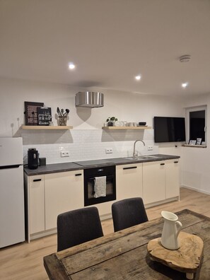 Ovn, kokeplater og oppvaskmaskin