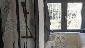 SĂšche-cheveux, serviettes fournies, savon, papier toilette