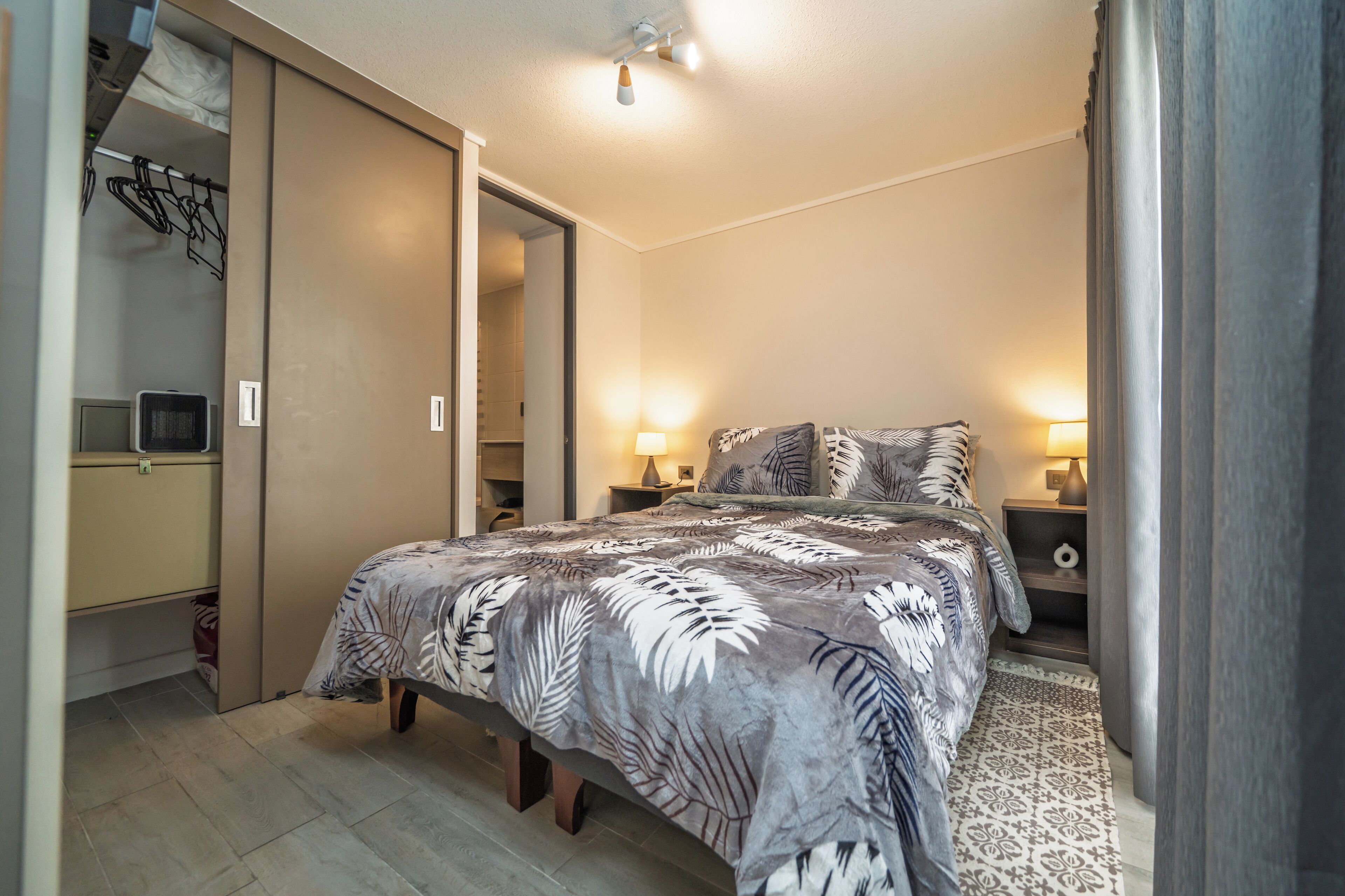 1 多间卧室、熨斗/熨衣板、WiFi、床单