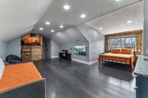 5 bedrooms, iron/ironing board, travel crib, WiFi - Retreat w/ heated pool & game room & pet-friendly (Sevierville)