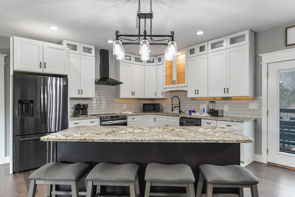 Fridge, microwave, oven, stovetop - Retreat w/ heated pool & game room & pet-friendly (Sevierville)