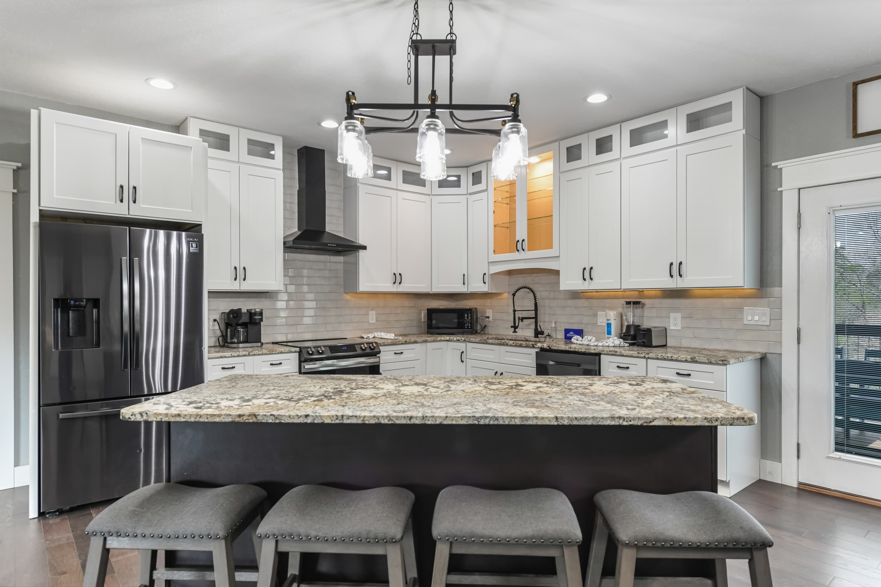 Kylskåp, mikrovågsugn, ugn och spishäll