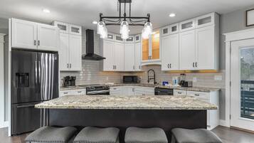 Kylskåp, mikrovågsugn, ugn och spishäll