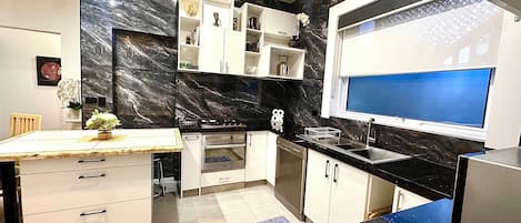 Refrigerador, microondas, horno, placa de cocina