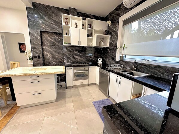 Geladeira, micro-ondas, fogão, cooktop