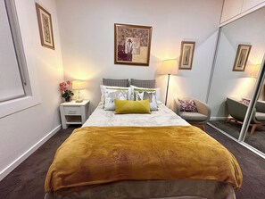 2 quartos, escrivaninha, ferros/tábuas de passar roupa, berço de viagem