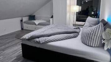 Room, 1 Bedroom, Smoking, Balcony | 1 bilik tidur