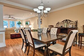 Dining - Sleeps 11 - Beautiful townhome with elevator conveniently located near Bethany Beach! Community Pool! (Frankford)