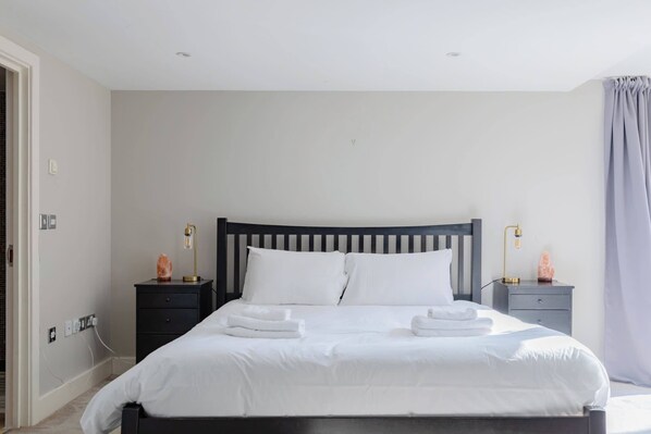 4 bedrooms, iron/ironing board, Internet, bed sheets