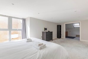 4 bedrooms, iron/ironing board, Internet, bed sheets