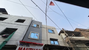 Un hotel llamado "Marthan Palace" con un letrero que indica disponibilidad de habitaciones con aire acondicionado y sin aire acondicionado.