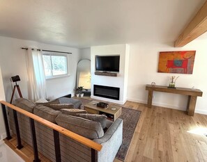 Smart TV, fireplace - Hershey Haven – Game Room, Fire Pit, Minutes to Park! (Hummelstown)