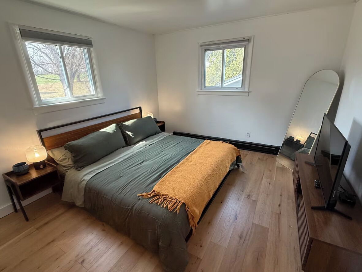 2 bedrooms, travel cot, WiFi, bed sheets