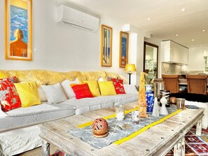 Televisie en een open haard