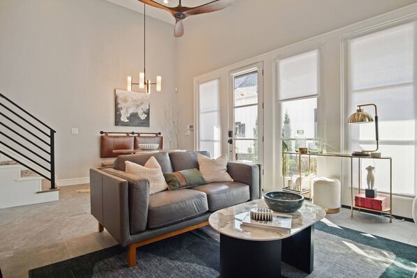 Smart TV, chimenea y oficina 